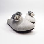 Load image into Gallery viewer, Pantofola DONNA in lana. Colori BIANCO con fiori | IRIS
