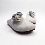 Carica l&#39;immagine nel visualizzatore di Gallery, Pantofola DONNA in lana. Colori BIANCO con fiori | IRIS
