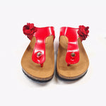 Carica l&#39;immagine nel visualizzatore di Gallery, Ciabatta infradito da donna in vernice rossa con doppio fiore laterale in pelle scamosciata rossa e chiusura a velcro – Modello Ivy, handmade in Italy.
