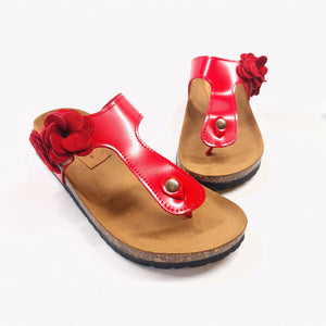 Ciabatta infradito da donna in vernice rossa con doppio fiore laterale in pelle scamosciata rossa e chiusura a velcro – Modello Ivy, handmade in Italy.