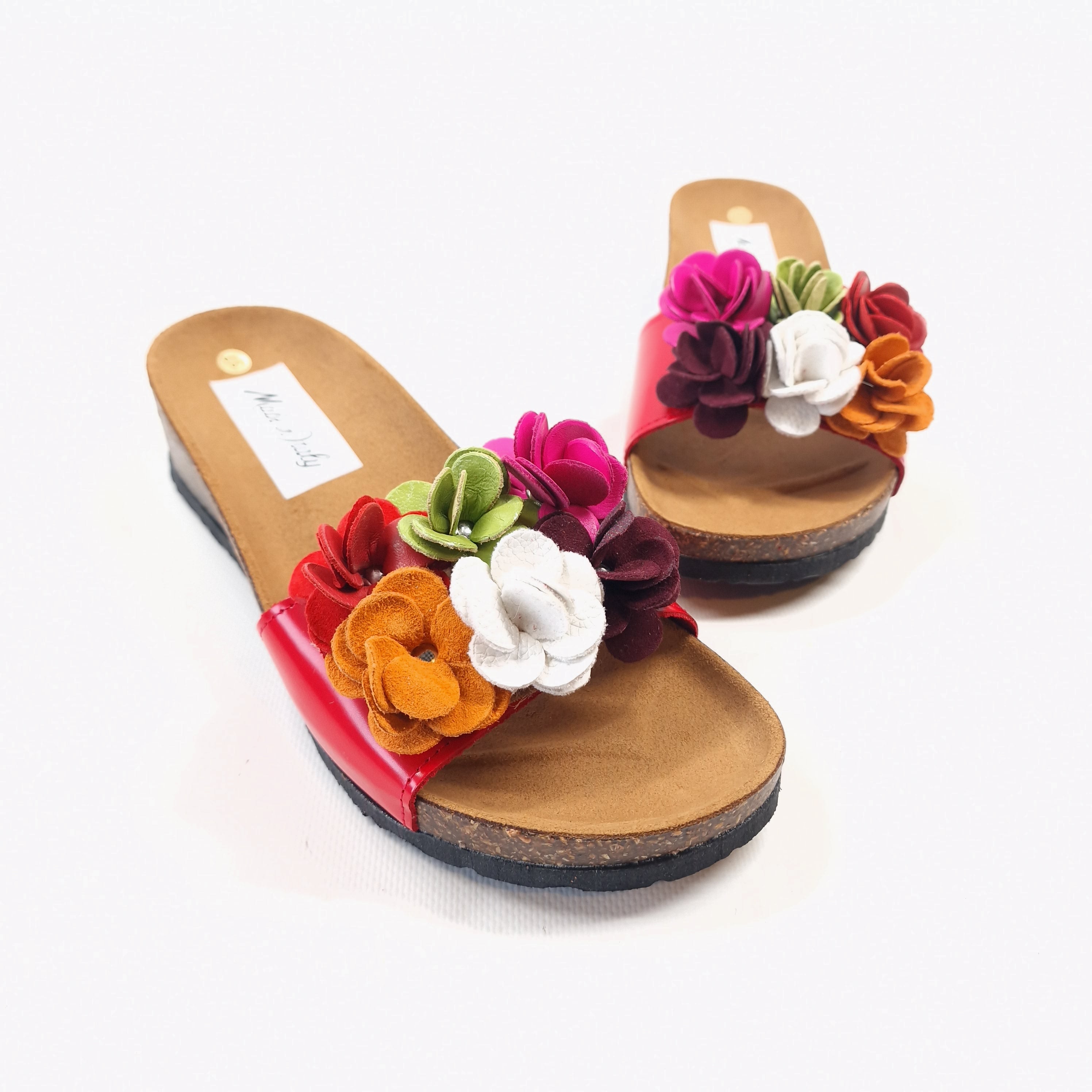 Ciabatta donna fascia in vernice rossa a con fiori e chiusura in velcro modello Gaia-v
