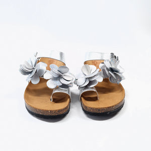 Ciabatta infradito da donna in pelle argento con due fiori decorativi, petali glitterati argento e fibbia regolabile – modello FREYA