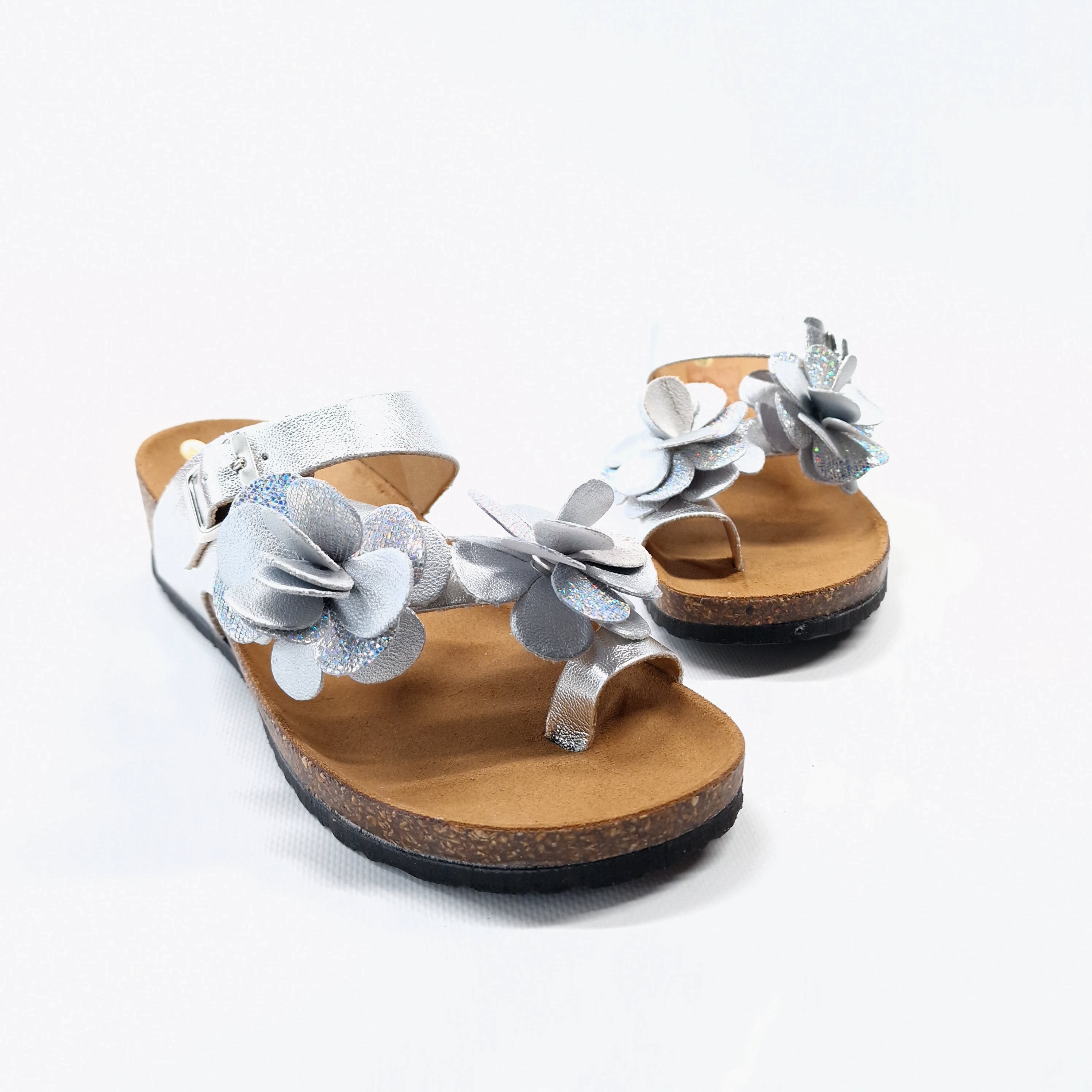 Ciabatta infradito da donna in pelle argento con due fiori decorativi, petali glitterati argento e fibbia regolabile – modello FREYA