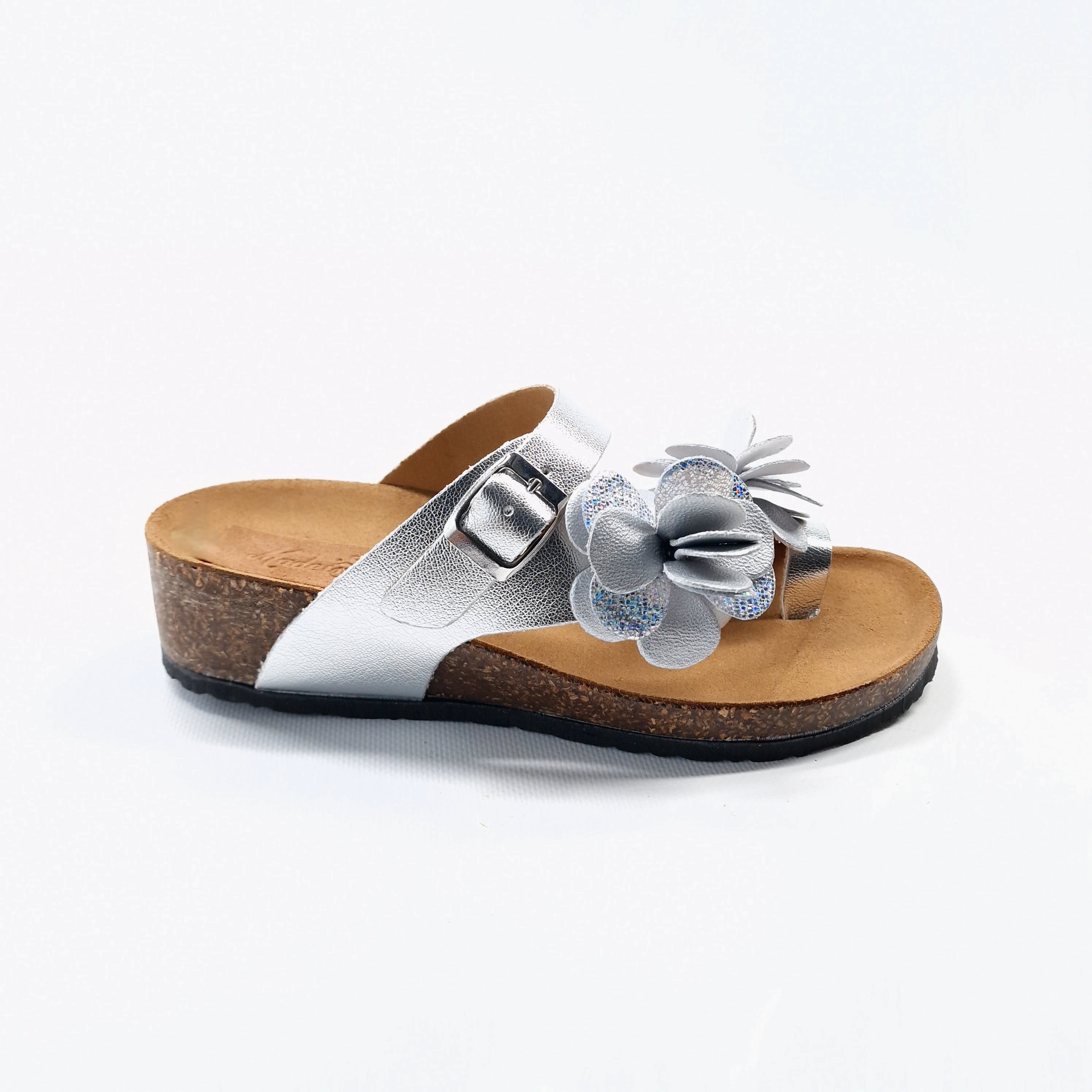 Ciabatta infradito da donna in pelle argento con due fiori decorativi, petali glitterati argento e fibbia regolabile – modello FREYA