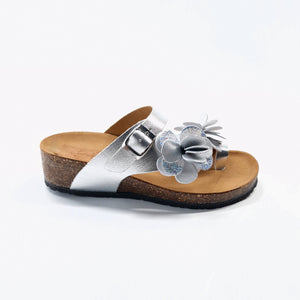 Ciabatta infradito da donna in pelle argento con due fiori decorativi, petali glitterati argento e fibbia regolabile – modello FREYA