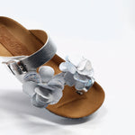Carica l&#39;immagine nel visualizzatore di Gallery, Ciabatta infradito da donna in pelle argento con due fiori decorativi, petali glitterati argento e fibbia regolabile – modello FREYA
