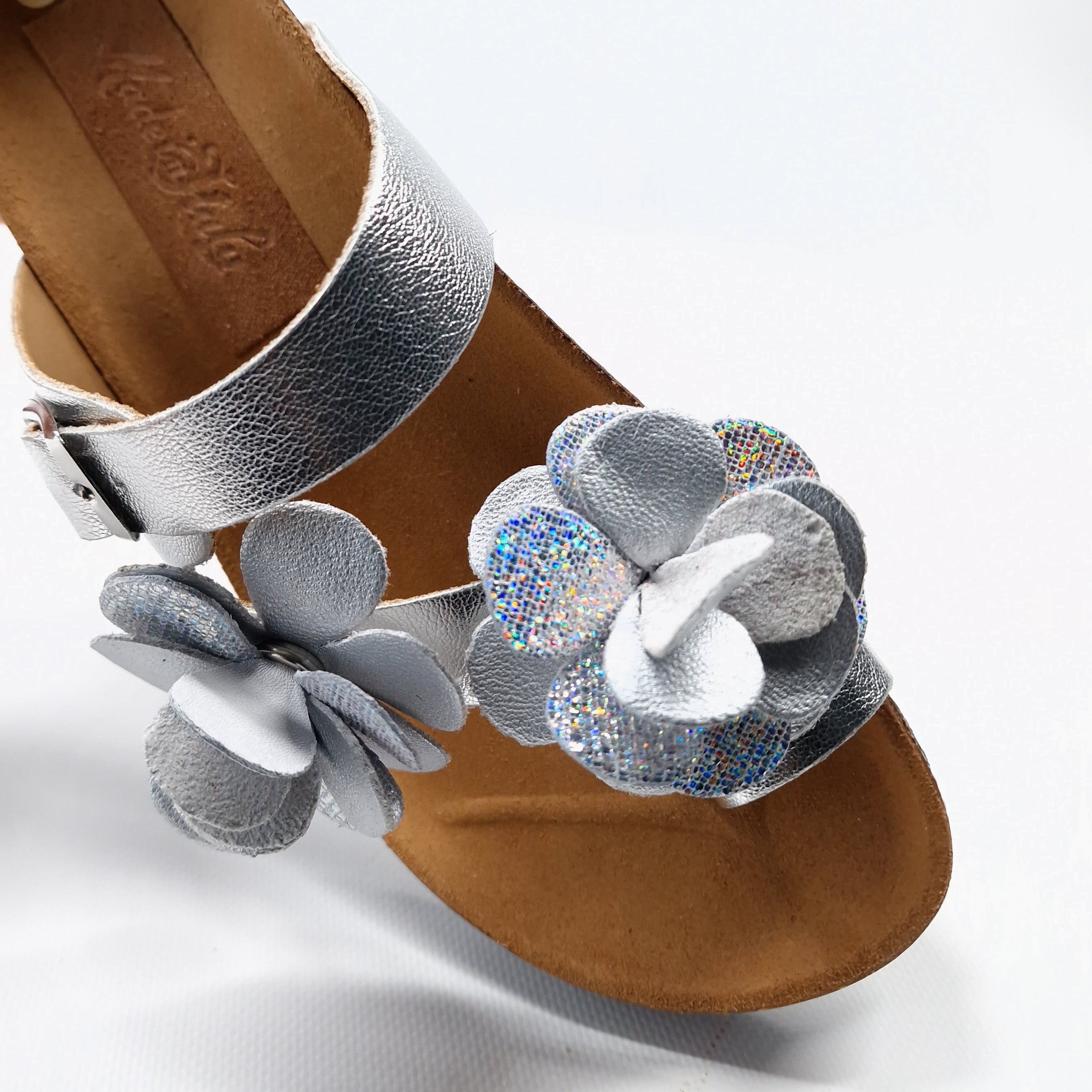 Ciabatta infradito da donna in pelle argento con due fiori decorativi, petali glitterati argento e fibbia regolabile – modello FREYA