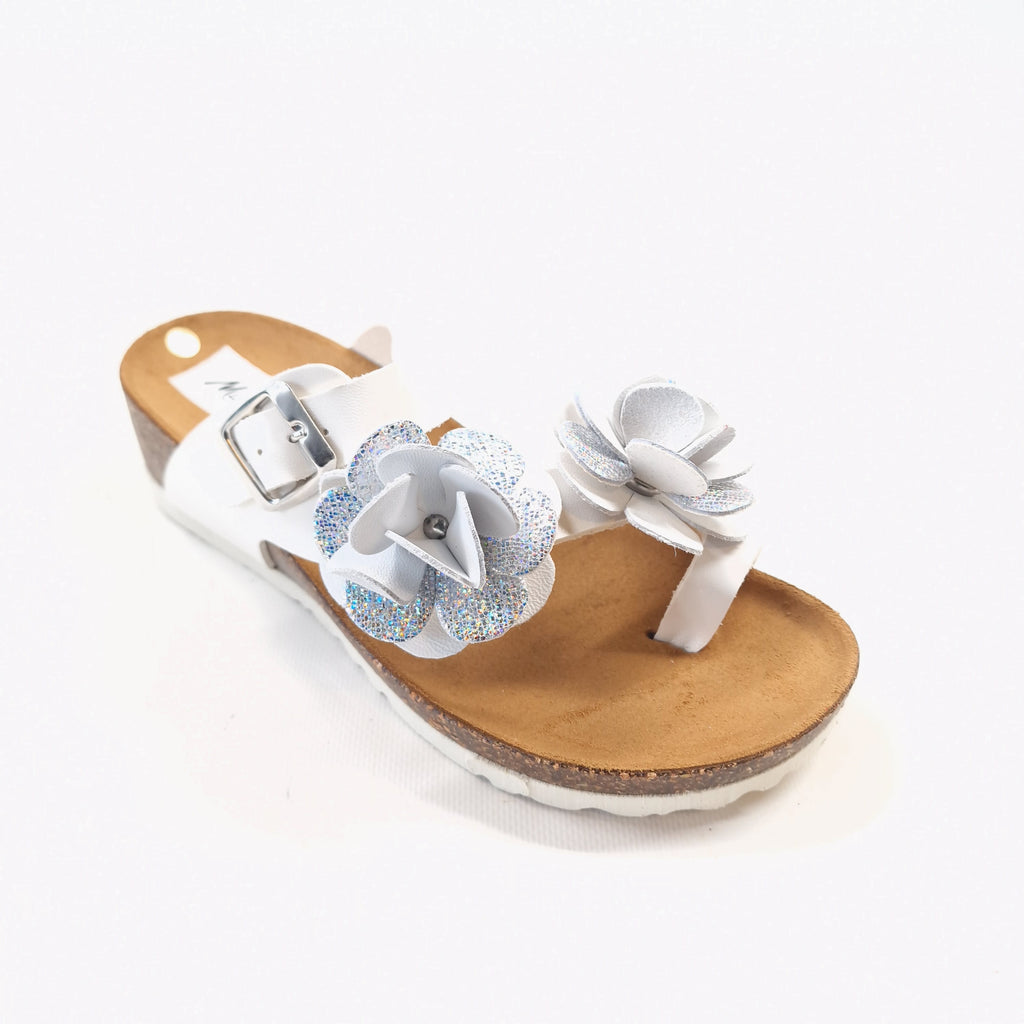 Ciabatta infradito da donna in pelle bianca con due fiori decorativi, petali glitterati argento e fibbia regolabile – modello FREYA