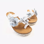 Load image into Gallery viewer, Ciabatta infradito da donna in pelle bianca con due fiori decorativi, petali glitterati argento e fibbia regolabile – modello FREYA
