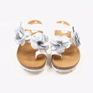 Ciabatta infradito da donna in pelle bianca con due fiori decorativi, petali glitterati argento e fibbia regolabile – modello FREYA