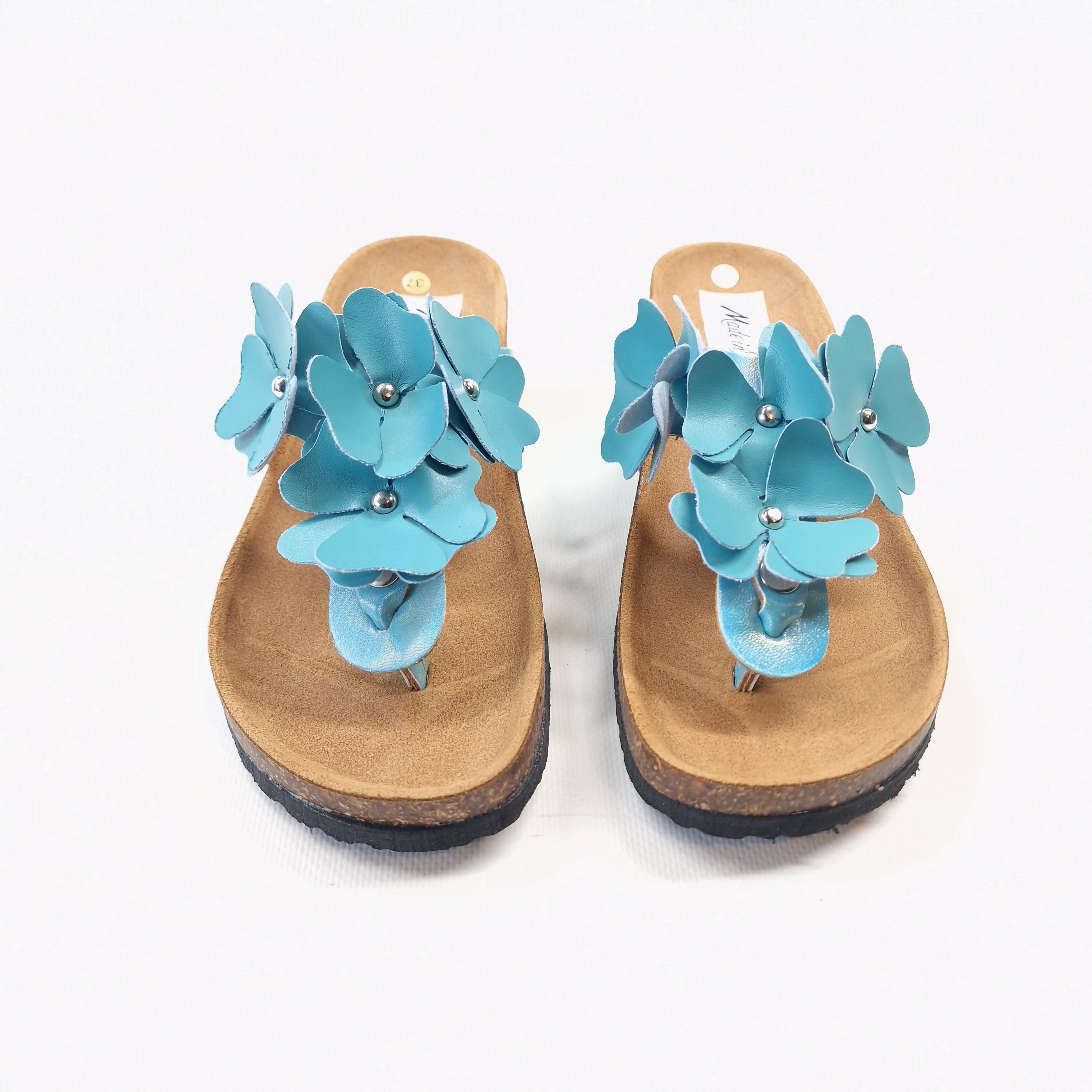 Ciabatta infradito da donna in sintetico e pelle celeste con tomaia iridescente e fiori applicati con borchie modello Eloisa