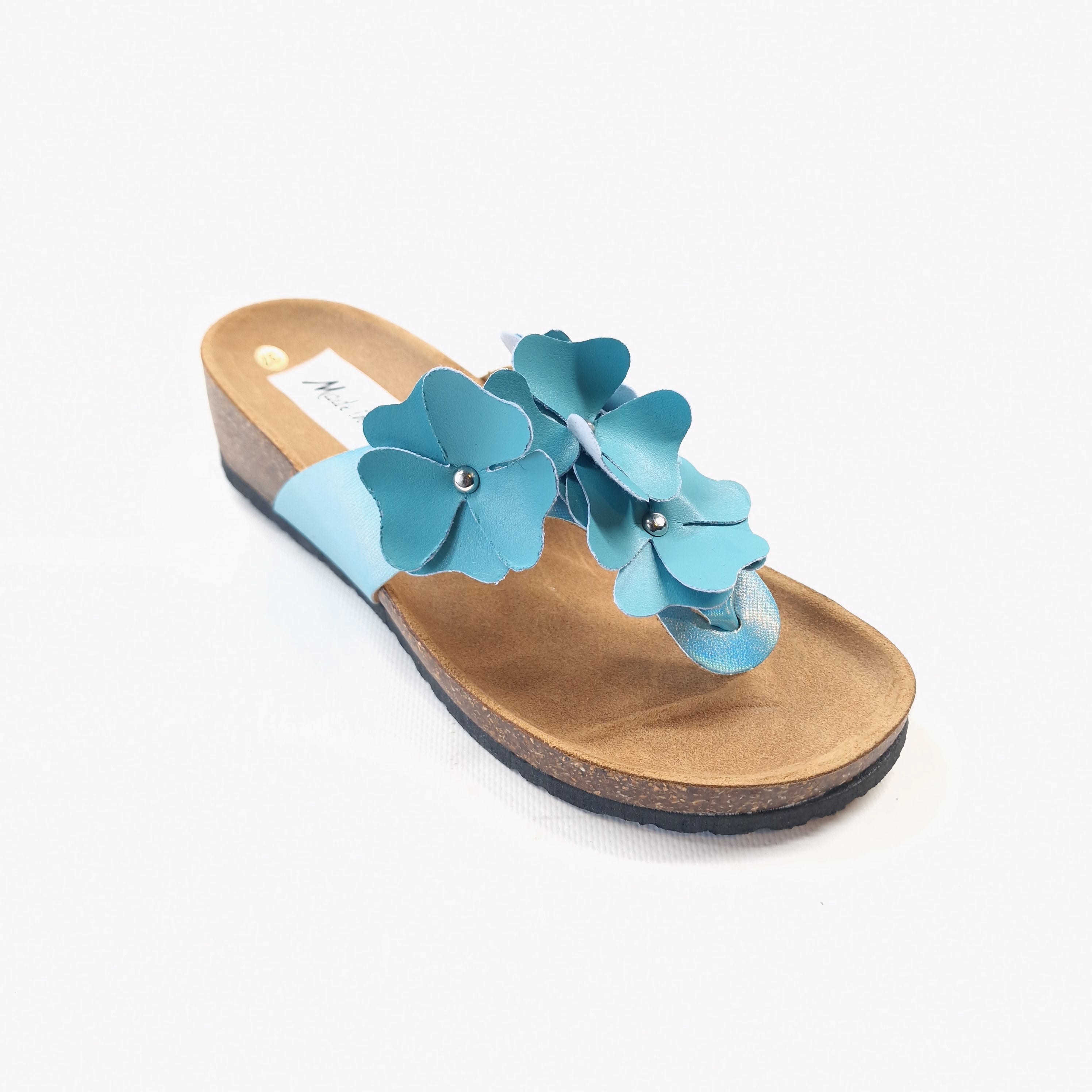Ciabatta infradito da donna in sintetico e pelle celeste con tomaia iridescente e fiori applicati con borchie modello Eloisa