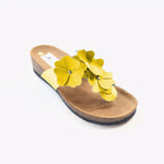 Carica l&#39;immagine nel visualizzatore di Gallery, Ciabatta infradito da donna in sintetico e pelle giallo + fiori applicati con borchie modello Eloisa
