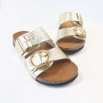 Carica l&#39;immagine nel visualizzatore di Gallery, Ciabatta donna doppia fascia in in vera pelle  colore ORO e allacciatura con doppie fibbie in metallo modello deva-c
